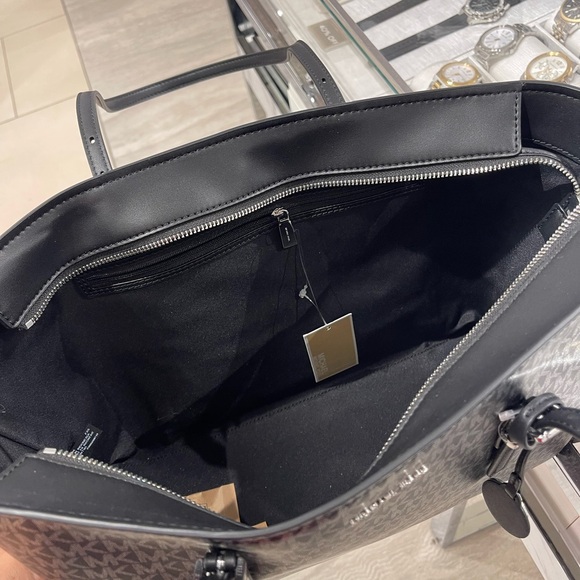 MICHAEL KORS Quinn Large EW Top Zip Metallic Signature Logo Tote Bag
Black 
NWT - Picture 10 of 16